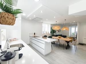 a kitchen and dining room with a table and chairs at Casa da Americana II in Boqueijón