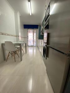 FuenmayorにあるApartamento Canelaのキッチン(テーブル、冷蔵庫付) +24枚の写真