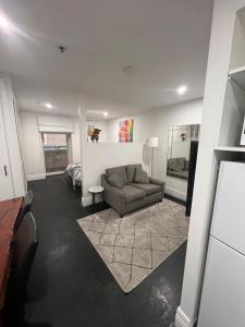 墨爾本的住宿－Flinders Lane Apartments，带沙发和地毯的客厅