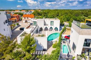 Bazén v ubytování Villa Jerry's Palace - modern villa close to the beach nebo v jeho okolí