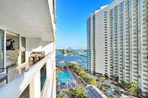 - un balcon offrant une vue sur la piscine dans l'établissement Some Like It Hot! Miami Skyline & Water Views 4BR, à Miami
