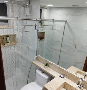 ein Bad mit einem WC und einer Glasdusche in der Unterkunft Top Place in Vitória
