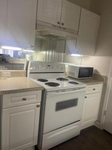 een keuken met witte apparaten en witte kasten bij Spacious 1BDRM Retreat in Peachtree City
