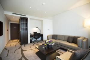 a living room with a couch and a table at Arirang Hill Hotel Dongdaemun in Seoul