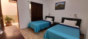 Un pat sau paturi într-o cameră la Hotel Las Dalias