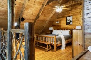 Una cama o camas en una habitación de Our Deer Hideout - Couples retreat, hot tub, foosball, arcade 38 fotos más