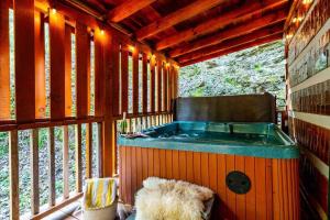 La pileta dentro o cerca de Our Deer Hideout - Couples retreat, hot tub, foosball, arcade