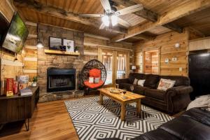 Un lugar para sentarse en Our Deer Hideout - Couples retreat, hot tub, foosball, arcade