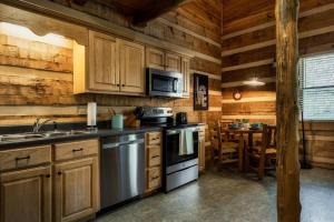 Una cocina o kitchenette en Our Deer Hideout - Couples retreat, hot tub, foosball, arcade