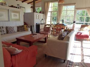 a living room with couches and a table at Casa Tunquén in Tunquen
