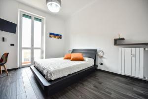 Dormitorio con cama con almohada naranja en Benvenuti Casa Leo - Elegante Appartamento, en Turín