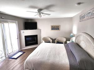 um quarto com uma cama, uma lareira e uma televisão em 2310 Central Avenue em North Wildwood