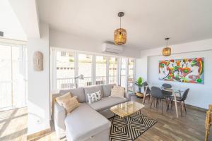 a living room with a couch and a table at Costa Blanca Holiday Rental La Cenia I in El Campello