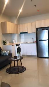 コタキナバルにあるEms Executive Suites Homeの小さなキッチン(テーブル付)が備わるリビングルームです。