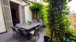 una mesa y sillas en el patio de una casa en Casa Santo Stefano, en Cernobbio