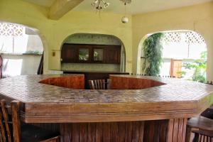 The Embassy Residence في مومباسا: مطبخ مع طاولة وكراسي خشبية كبيرة