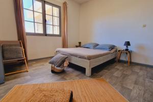 a bedroom with a bed and a window at Le Ti Nid house - ch Papangue, résidence avec piscine commune in Saint-Denis