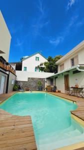 a large swimming pool in the backyard of a house at Le Ti Nid house - ch Papangue, résidence avec piscine commune in Saint-Denis