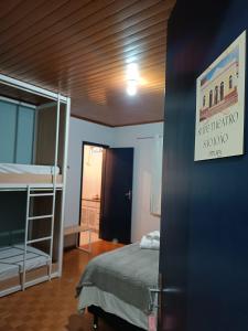 Een stapelbed of stapelbedden in een kamer bij Lapa Hostel - PARANÁ 