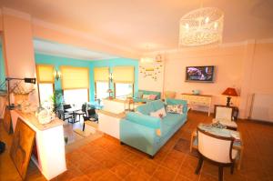 TV a/nebo společenská místnost v ubytování Aethrio Guesthouse