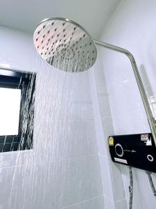 a shower with a shower head in a bathroom at คีรีศิลป์ รีสอร์ท เชียงราย (Khirisin Resort Chiang rai) in Ban Nong Salaep