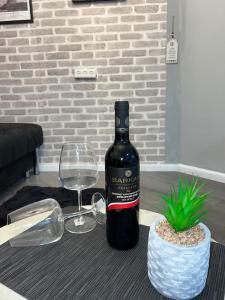 - une bouteille de vin assise sur une table avec un verre dans l'établissement Lake Breeze of Tiberias, à Tibériade