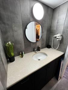 uma casa de banho com um lavatório e um espelho em Lake Breeze of Tiberias em Tiberíades