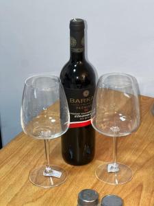 ティベリアにあるLake Breeze of Tiberiasのワイン1本とワイングラス2杯(テーブル上)