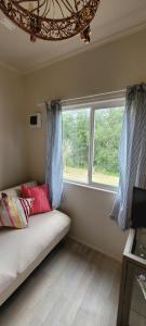 ein Zimmer mit einem Sofa vor einem Fenster in der Unterkunft Karu-Terra cabin in Huiscapi