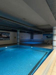 ein großer Pool in einem Gebäude in der Unterkunft Tual bahçekent 1+1 studio in Basaksehir
