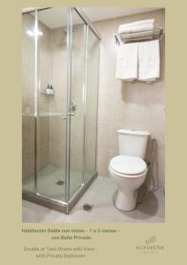 een badkamer met een toilet en een glazen douche bij Hostería Aonikenk in Ushuaia