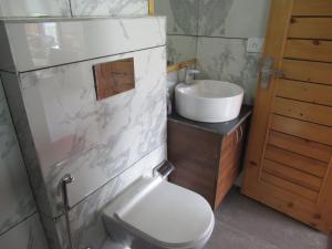 łazienka z toaletą i umywalką w obiekcie The Great Escape Homestay, Gagar, Nainital w mieście Rāmgarh