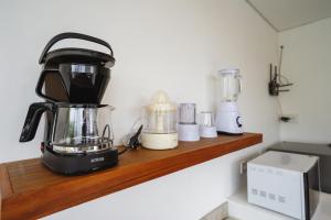 een blender op een houten plank in een keuken bij Villa Karina - Sumptuous 1BR Private Luxury Villa Walking Distance to Nyanyi Beach in Tabanan