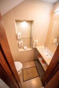 a bathroom with a toilet and a sink at Departamento completo - Los Ubi in Baños