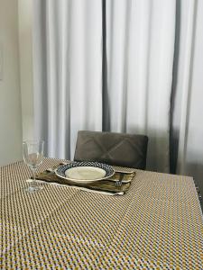 uma mesa com um prato e um copo sobre ela em Casa aconchegante com piscina em Macapá