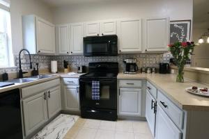 Η κουζίνα ή μικρή κουζίνα στο Renovated Modern Industrial Suite 2 BR Condo