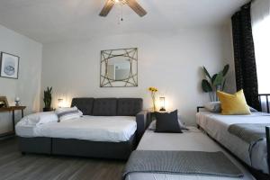 En eller flere senge i et værelse på Renovated Modern Industrial Suite 2 BR Condo