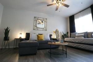 Et opholdsområde på Renovated Modern Industrial Suite 2 BR Condo + 25 billeder