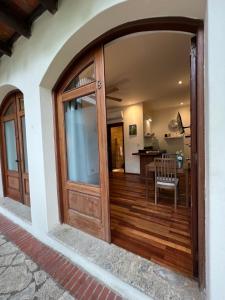 una entrada a una casa con puerta de madera en Paseo Colonial - Leo's Favorite en Santo Domingo