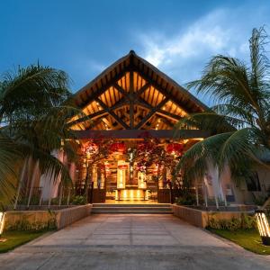 un edificio con palmeras delante en H Resort - The Coral Cliff, en Calape