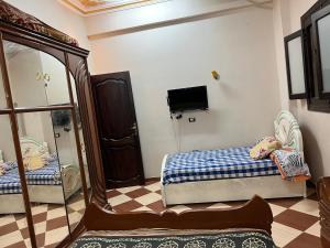- une chambre avec 2 lits jumeaux et un miroir dans l'établissement RIVER VIEW HOUSE, à Jazīrat al ‘Awwāmīyah