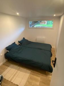 a bed in a small room with a window at Appartement 60m2 6 voyageurs in Moisson