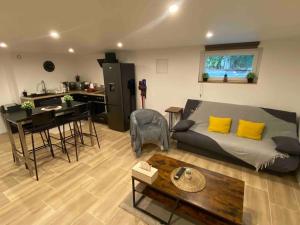 a living room with a couch and a kitchen at Appartement 60m2 6 voyageurs in Moisson