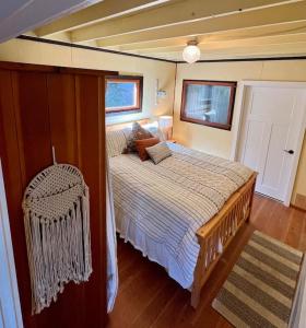 1 dormitorio con 1 cama grande en una casa en The Salish Sunset Cabin, en Pender Island