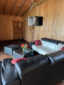 Sala de estar con 2 sofás y mesa en Cabaña La Marea, en Bahía Solano