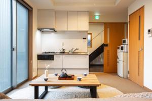 東京にあるTemple Hotel Shoden-ji - Vacation STAY 38969vのキッチン(木製テーブル付)