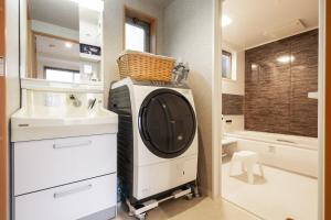 東京にあるTemple Hotel Shoden-ji - Vacation STAY 38969vのバスルーム(洗濯機、シンク付)