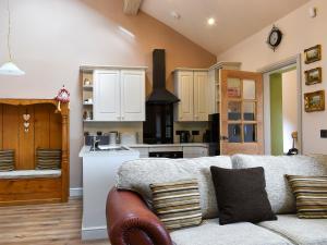 a living room with a couch and a kitchen at Hen House - Uk31827 in Rimington