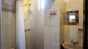 La salle de bains est pourvue d'une douche et d'un lavabo. dans l'établissement Eco Aventura Cusco, à Cusco