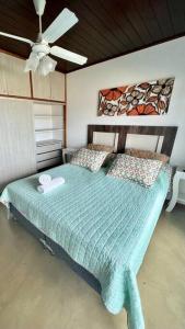 a bedroom with a bed with a ceiling fan at Chacras del mar in Mar Azul